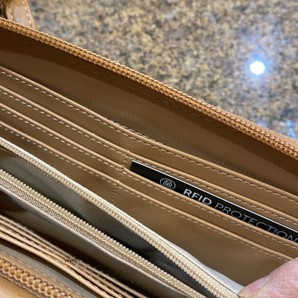 Simply Noelle brand small bag with wrist and shoulder strap. Brand new with tags - Picture 8 of 9